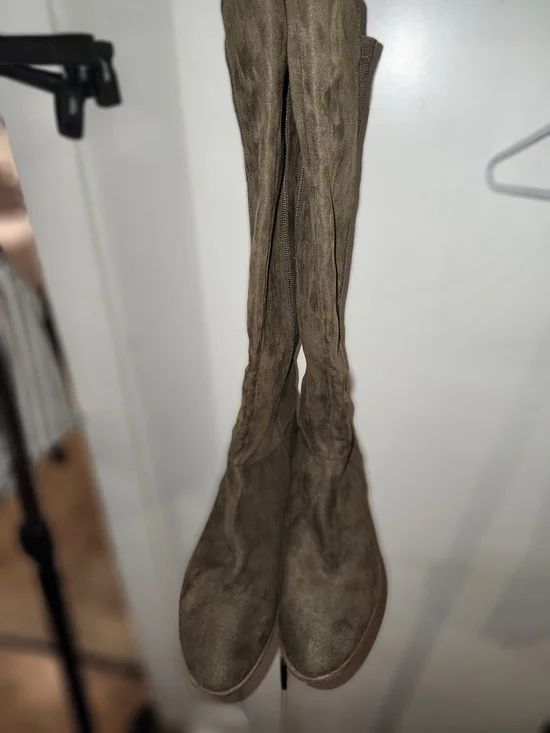 Women's Knee-High Suede Boots in Brown