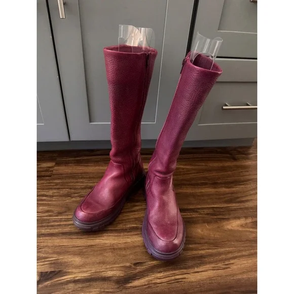 John Fluevog Magenta Pebbled Leather Tall Lug‎ Sole Boots Made in Portugal W6 M4