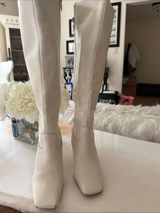 Vince Camuto Kalinder Leather Tall Boots in a creamy white/ecru shade. Size 7.5