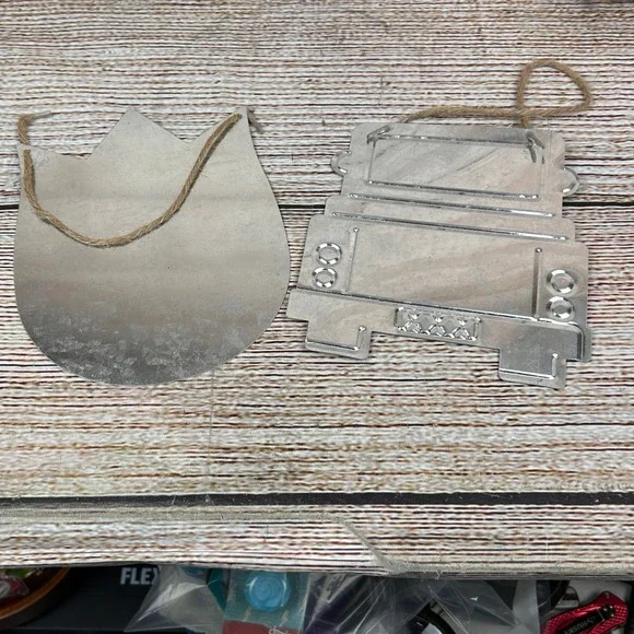 Crafters Square Embossed Galvanized Metal Truck and Tulip Wall Decor Set‎ Silver