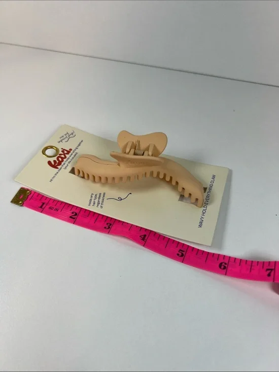 NWT Kaxi Wavy Holds Everything Hair Claw Clip Nude Beige Matte Snap Proof