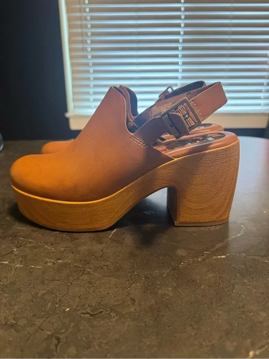 Women’s Tan Platform Slingback Clogs