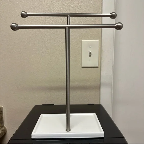 Double-T Hand Towel and Accessories T-Shape Stand