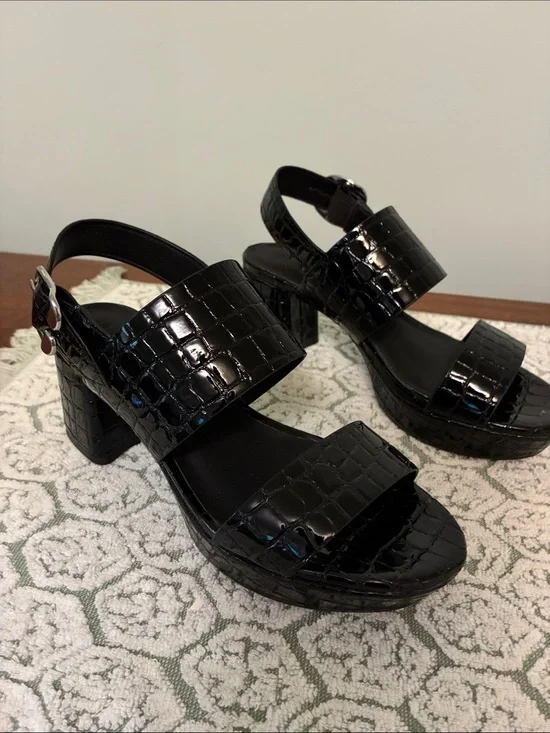 AEROSOLES Black Croc-Embossed Platform Sandals with Chunky Heel