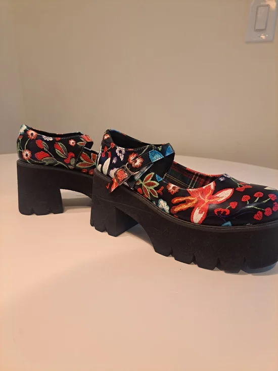 Floral Embroidered Black Platform Mary Jane Shoes