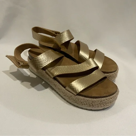 New Directions Agnew size 7 gold platform sandals‎