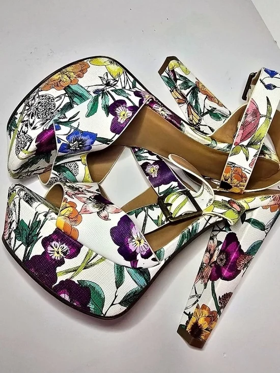 Delicious White Floral Platform Block Sandals with Ankke Strap, Size 7 1/2