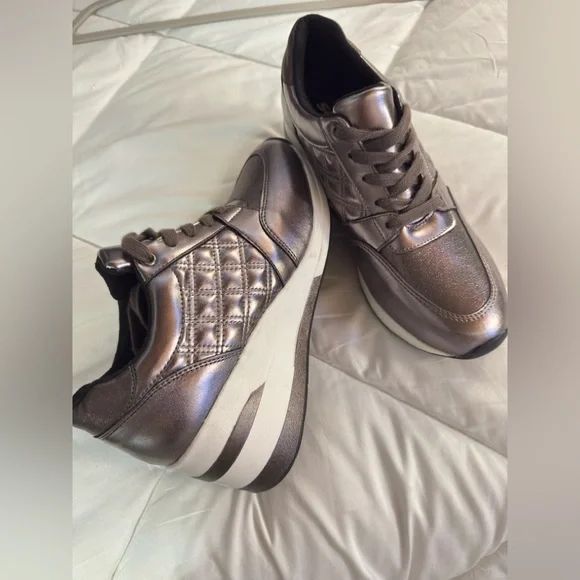 🌺5/$35🌺 Soda Bronze Metallic Platform Sneakers