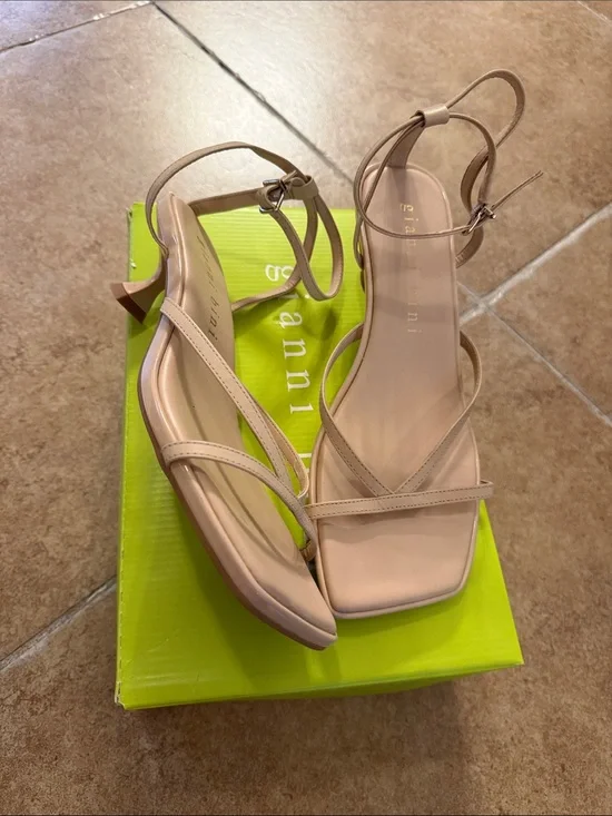 Women’s Gianni Bini cafe cream nude Andi Sandals heels strappy sz 8