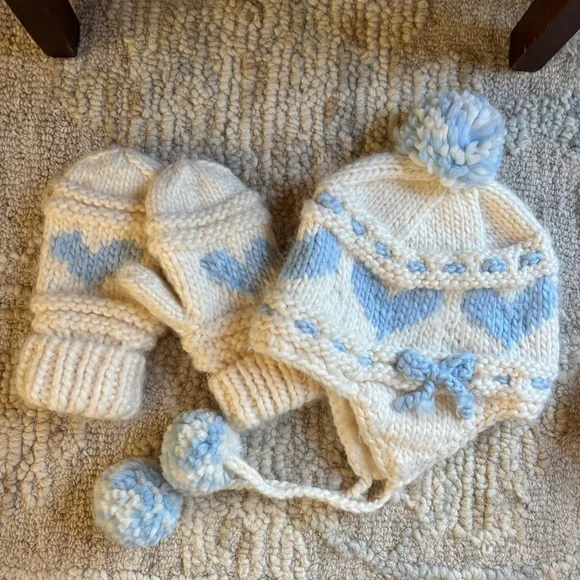 Children’s chunky knit toboggan and mittens set cream with pastel blue hearts