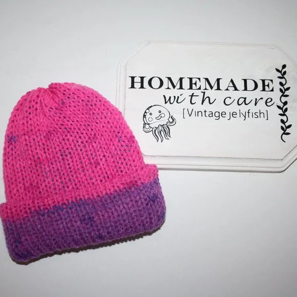 💗 REVERSIBLE KNITTED BEANIE · NEWBORN–3 MO 💜