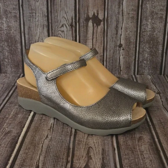 Sz 38 / 7.5-8 Dansko Marcy Pewter Metallic Leather Comfort Wedge Sandals VGUC!