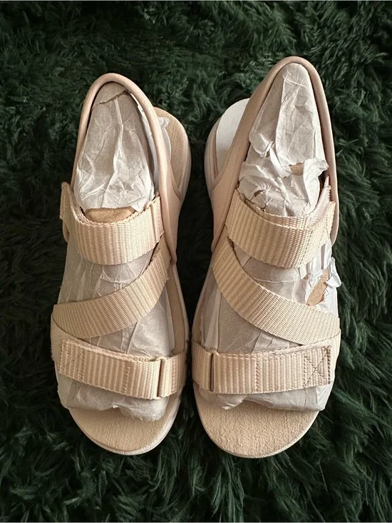Neutral Beige Strappy Women’s Comfort Sandals Size 7 beige