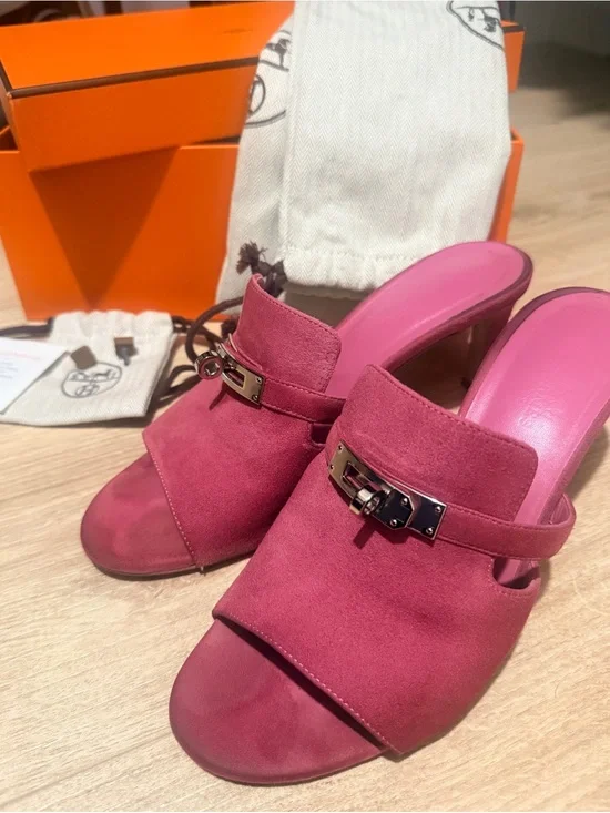 Hermès Sandals – Rose Suede with Palladium Kelly Hardware