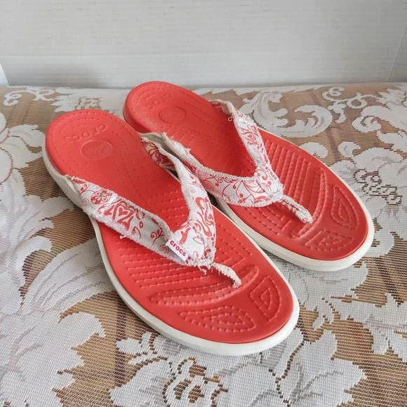 Crocs Womens Red White Patterned Canvas Strap Flip Flop Sandals Size 9