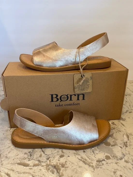 NWB Born Inlet Flat Leather Sandals in Soft Gold Metallic Size 8