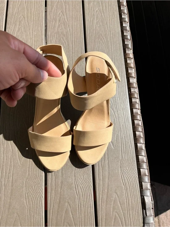 Soda Tan Double-Strap Ankle-Wrap Sandals size 6