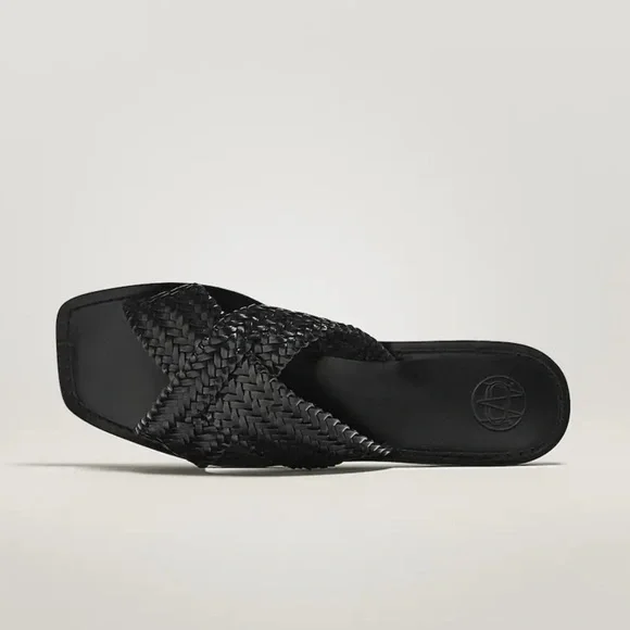 NWT. Massimo Dutti Black Sandals. Size 6.