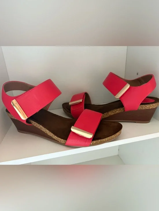 Classics Women's Coral/Salmon Sandals by Comfort