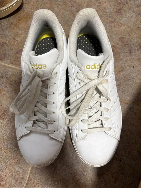 adidas White Low-Top Sneakers with Gold Logo and Yellow Insole
