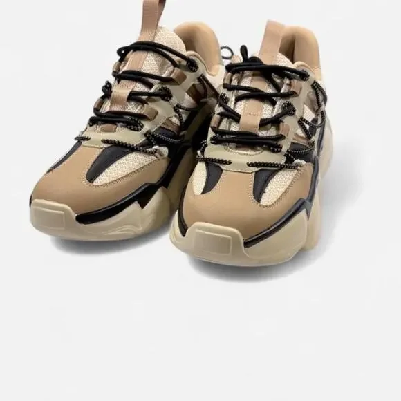 NWOT Steve Madden Spectator Y2K Chunky in a tan/beige/black Sz 9