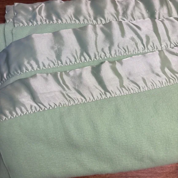 Fieldcrest Touch Of Class Green Satin Edge Blanket USA Virgin Acrylic 66x86 EUC