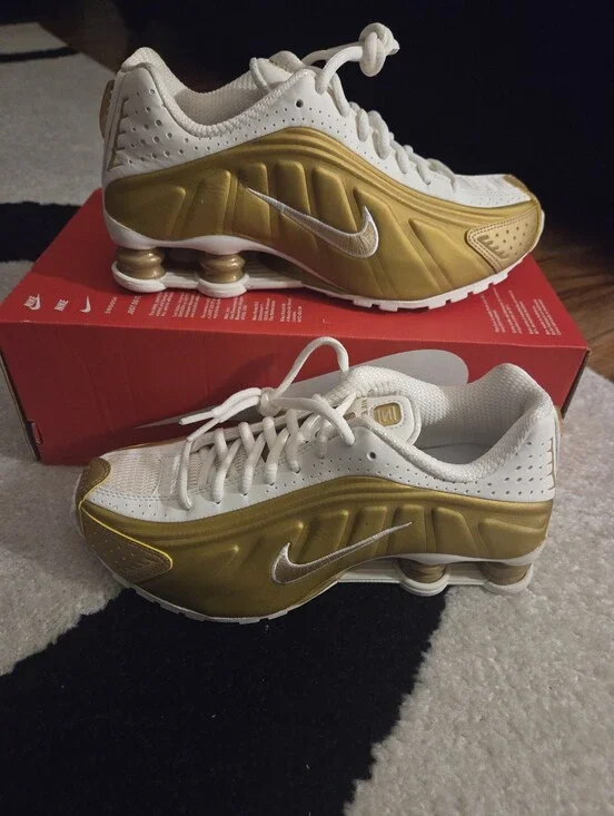 NIKE SHOX R4 SNEAKER SZ 7W