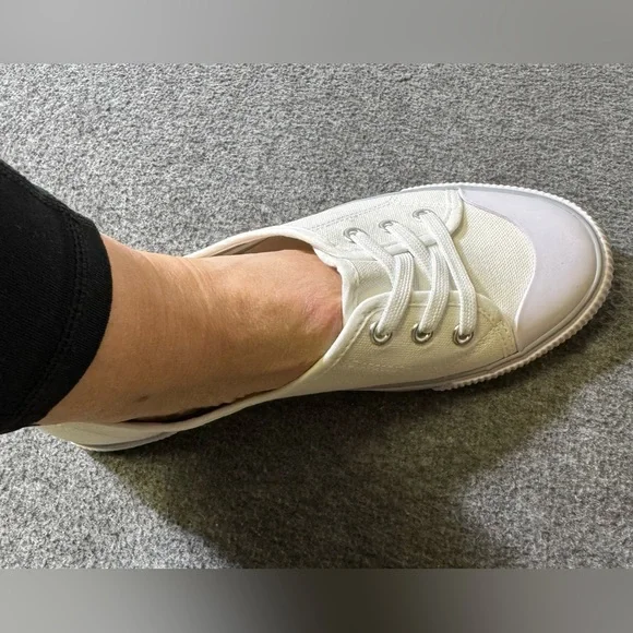 White Canvas Lace‎ Up Sneakers Women’s Size 8 Casual Rubber Toe Shoes
