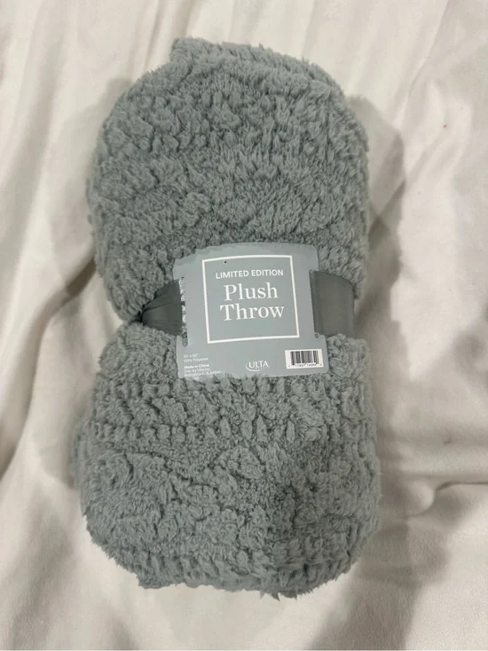 ULTA Limited Edition Plush Throw - Light Green Cozy