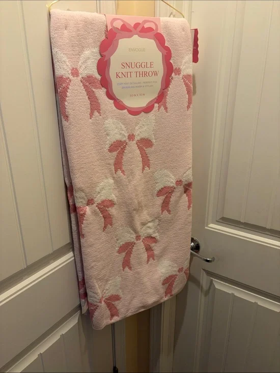 Envogue Pink and White Bow Knit Throw