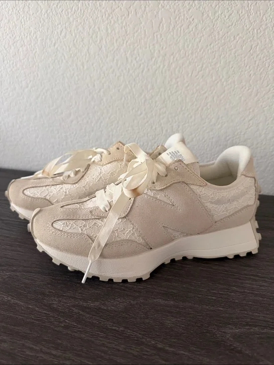 New Balance 327 Lace Women's Sneakers - Size 7.5