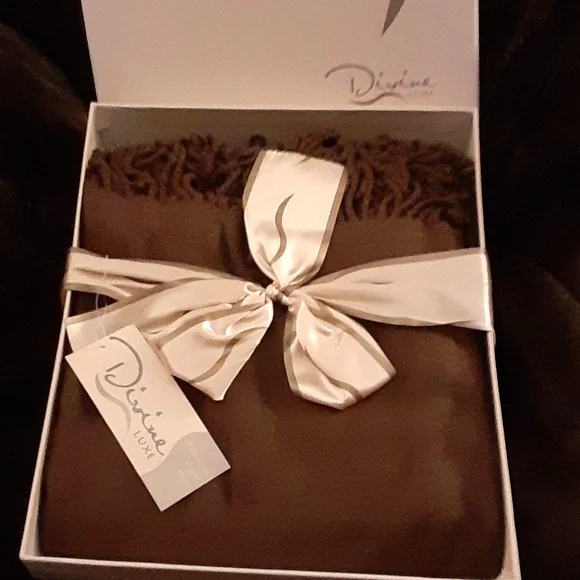 Divine Luxe Luxurious elegant throw chocolate brown 50