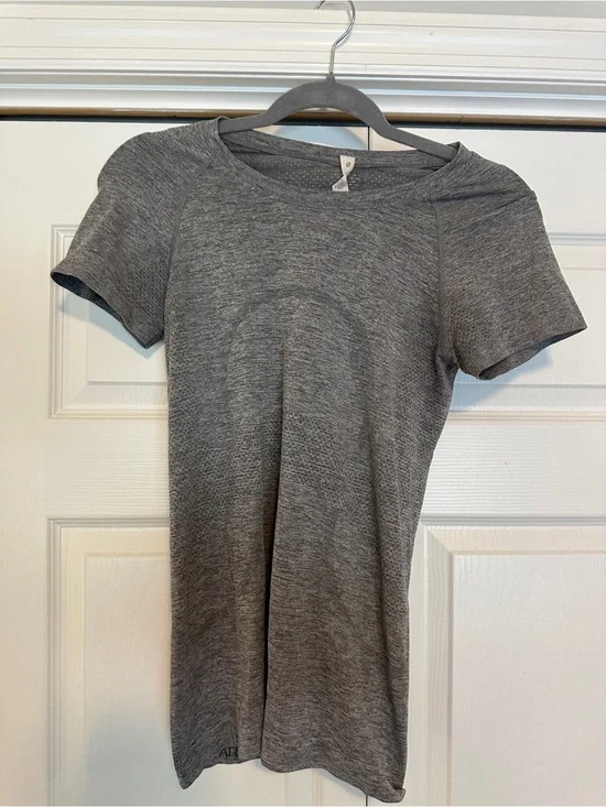 Lululemon Swiftly Tech Short Sleeve 2.0 Hip Length in Slate/White