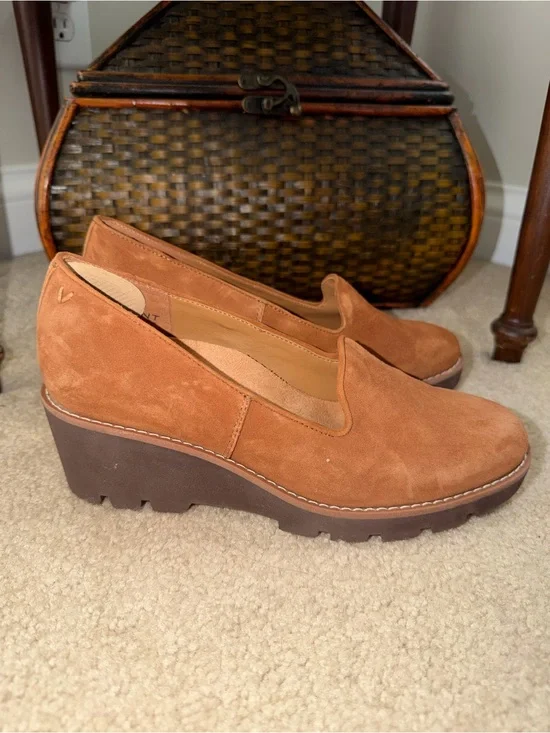 Vionic Cognac Suede Wedge Loafers Water Repellent Comfort Shoes Lug Sole Size 6