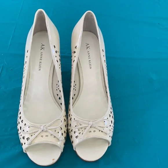 Anne Klein summer shoes. Feminine wedge style  in cream/off white. Size 7..5.