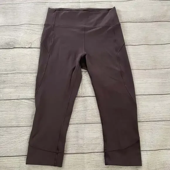 Lululemon In Movement Tight Leggings Crop 19” Women 8 Black Currant