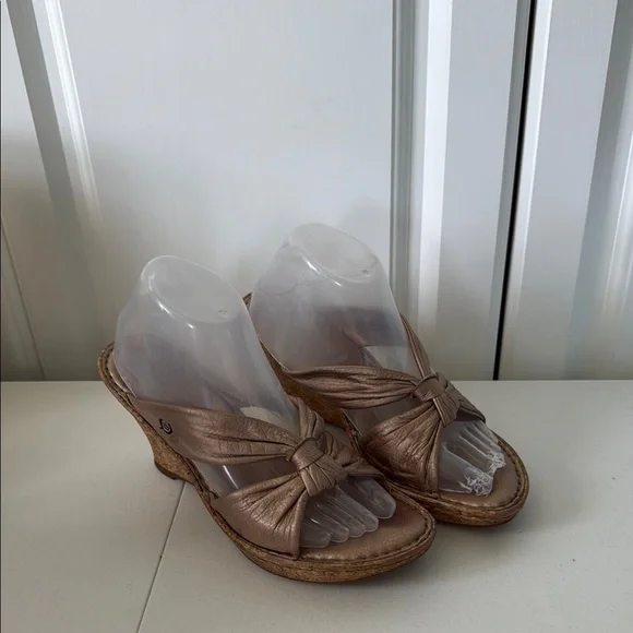 *BORN TAN WEDGE HEEL SLIP ON SANDALS (sz 9)