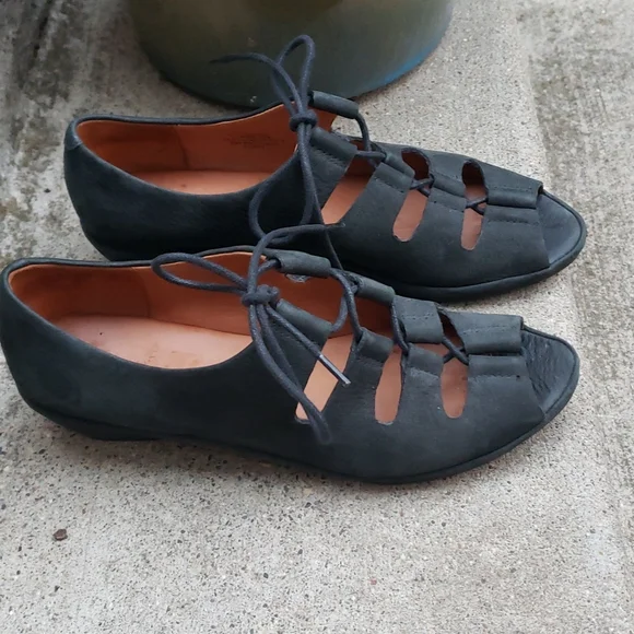 Almost New! Gentle Souls Vally Lily lace-up wedge sandal in black 7.5.
