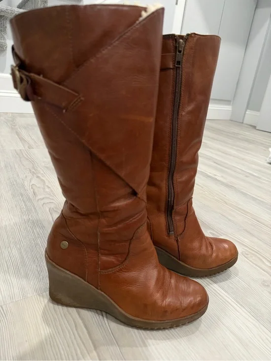 UGG Leather Tall Wedge Women’s Boots. Sherpa lined. Cognac Brown. Size 7. Used