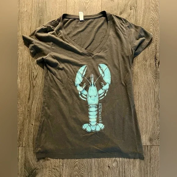 Backwater Martha’s Vineyard Lobster V-Neck Tee Edgartown women’s EUC boutique​​​