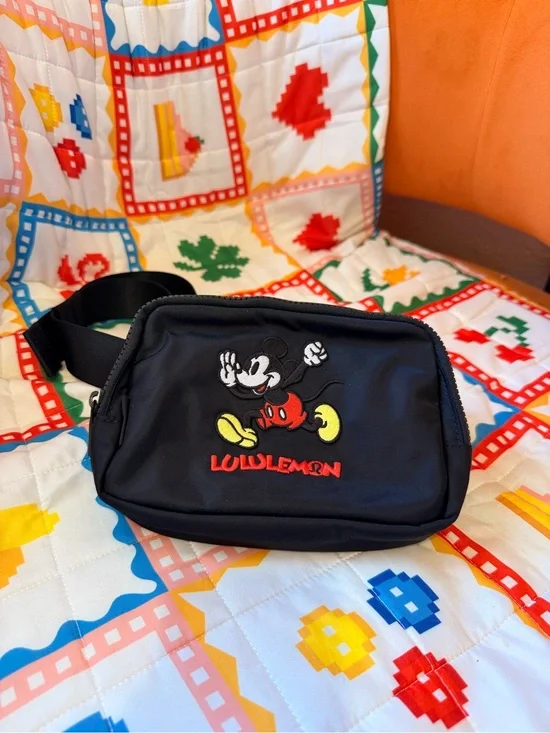 Disney x Lululemon - Everywhere Belt Bag 1l Mickey in Motion