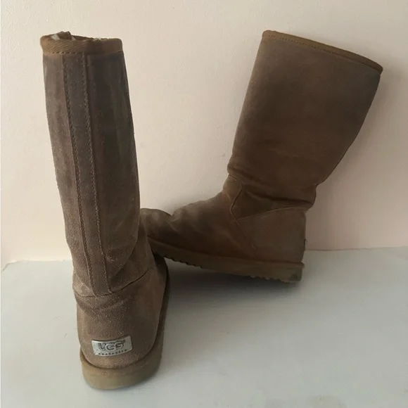 UGG real shearling suede leather Winter Boots with Side Zipper. Size: 8