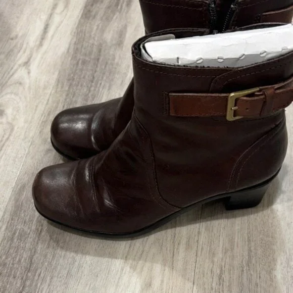 Clarks brown  Chocolate Leather Buckle Boots 9 m
