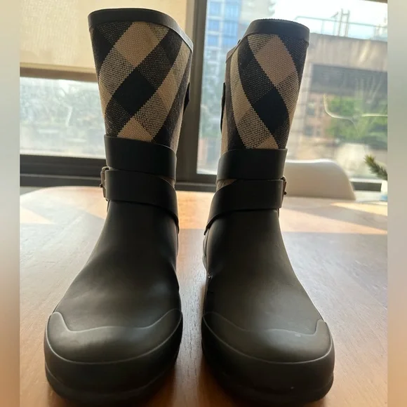 Burberry Rainboots with Box. Size EU 37 / UK4