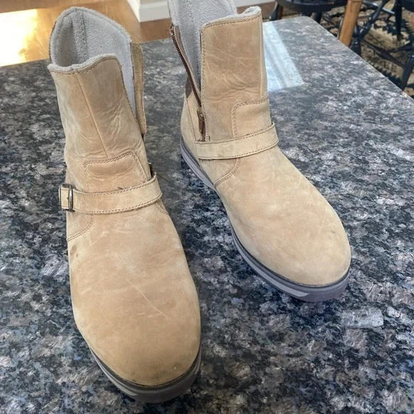 LL Bean Womans 9.5 w Tan Boots Suede Leather   ‎ 233