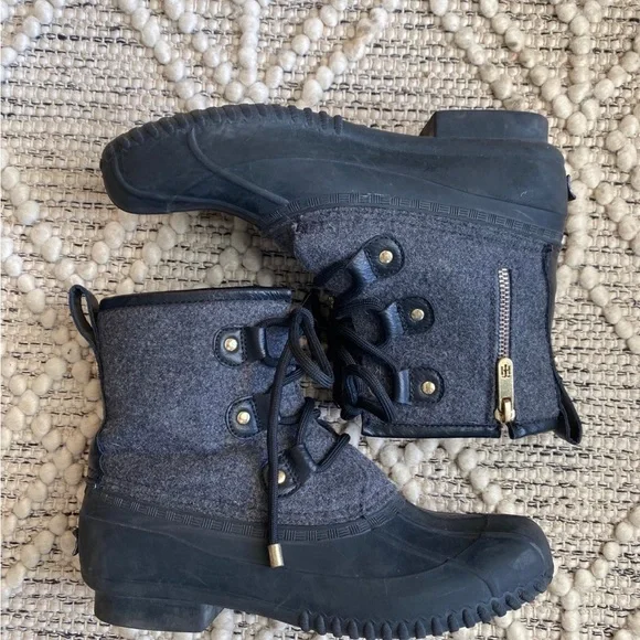 Tommy Hilfiger Women's Reanna Lace-Up Side Zip Duck Ankle Boot  7M Black Gray‎