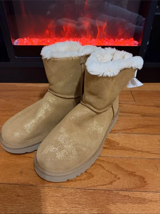 UGG Women's Short Winter Boots Chestnut with Cream Fur BRAND NEW WIT TAG, NO BOX