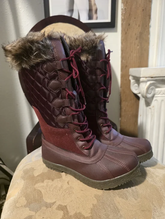 Women's Quilted Lace-Up Winter Boots with Faux Fur - Burgundy