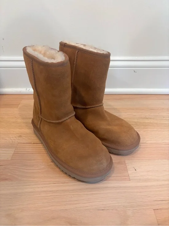 Koolaburra by UGG women's short chestnut brown boots size US 7