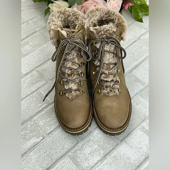 Cozy Brown Winter Boots with Faux Fur by [Brand]
